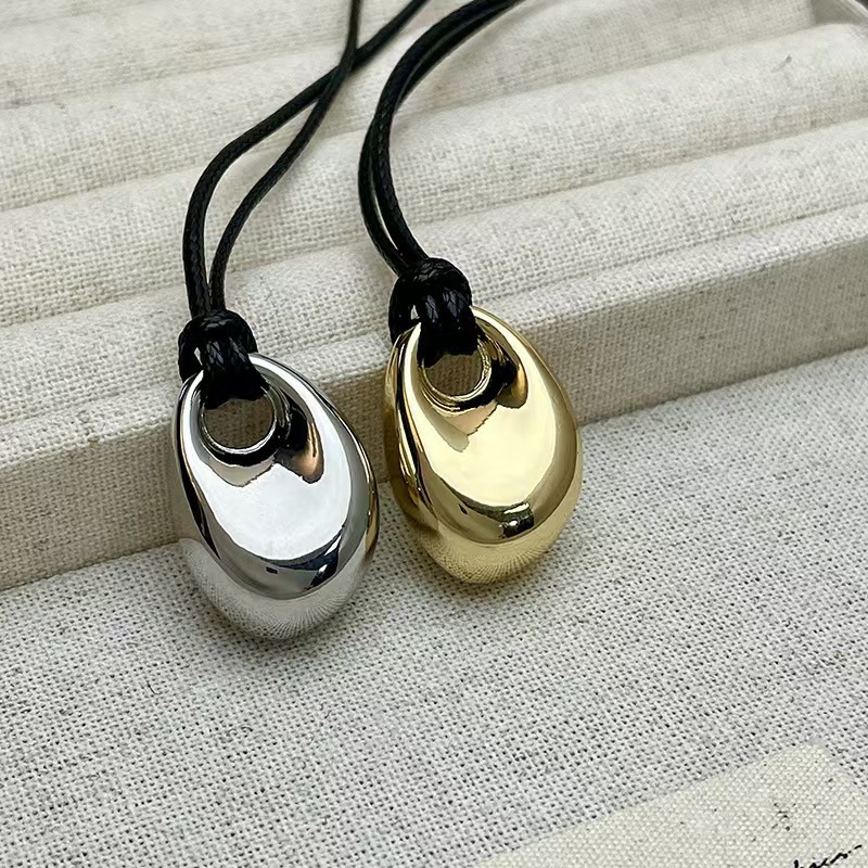 Mens Fashion Trends 2026 - Collier coréen en corde noire avec